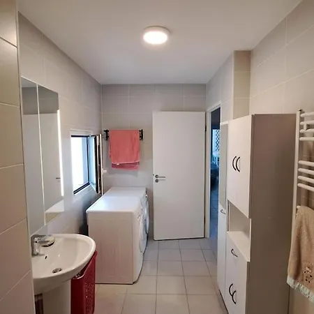 Apartment T4 Classe 3 Etoiles, Centre, Au Calme, Parkings *